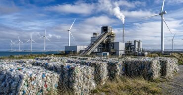 Hydrogen from plastic waste using sunlight and seawater