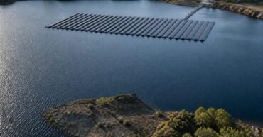 Vertical floating solar uses edge-on panels for industry