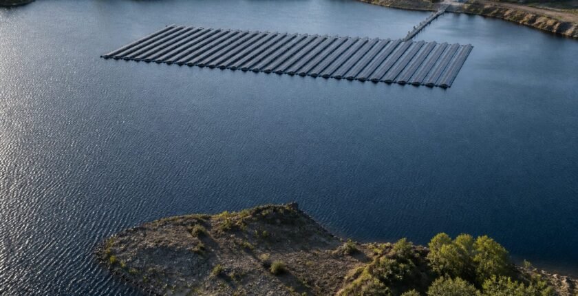 Vertical floating solar uses edge-on panels for industry